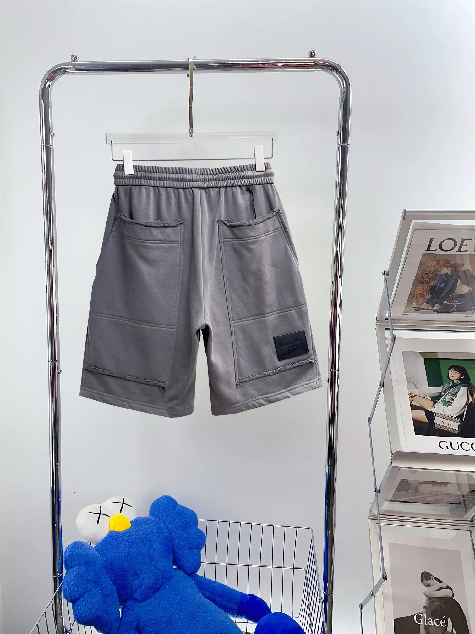 Balenciaga's three-standard complete 2026 summer New Arrival men's casual shorts, advanced custom-made Breathable fabric, Breathable fabric, extremely stretchy and comfortable, impeccable details, top-grade accessories, original logo design concept, delicate and soft feel! The upper body fit is awesome! Size: M-XXXL Please state your height and weight when ordering